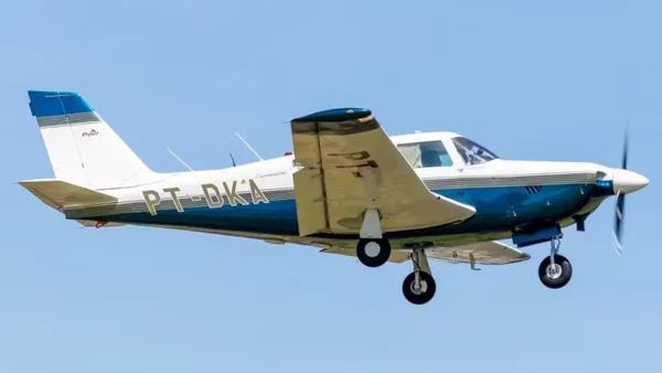 Imagem de avião de pequeno porte branco e azul durante voo - Metrópoles