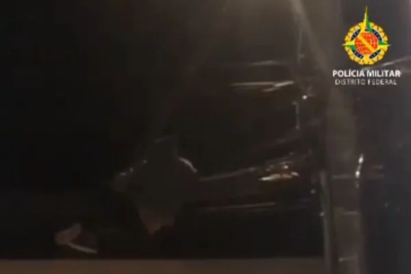 Ladrão escala poste para roubar fios de energia e é preso no DF. Vídeo