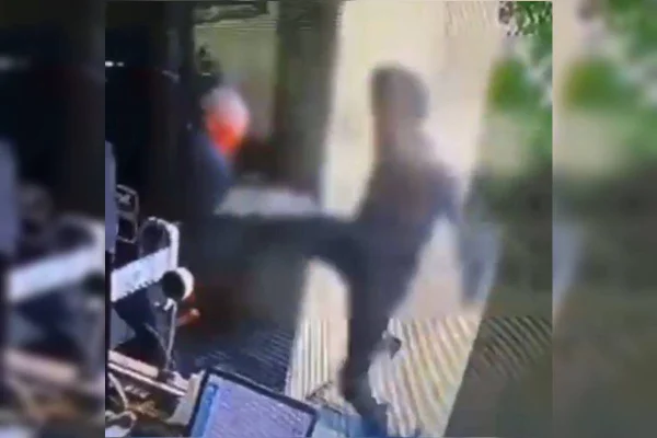 Porteiro idoso é agredido com voadora em prédio no Sudoeste