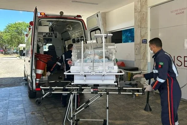 Imagem colorida: Bebês são transferidos de UTI na Paraíba - Metrópoles
