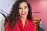 Leticia Sabatella posa de look vermelho