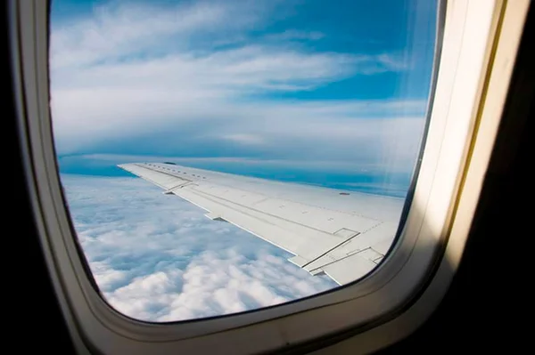 Você sabe pra que serve o buraquinho na janela do avião?