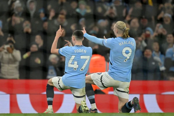 Phil Foden do Manchester City comemora terceiro gol com Erling Haaland contra o Chelsea FC no Etihad Stadium