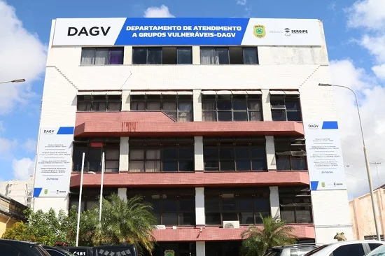 Imagem colorida do prédio do Departamento de Atendimento a Grupos Vulneráveis, em Sergipe - Metrópoles