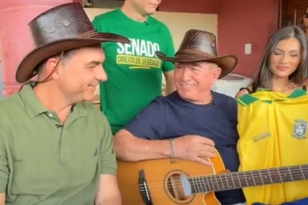 Imagem colorida, De chápeu sertanejo, Flávio visita rancho de Amado Batista em Goiás - Metrópoles