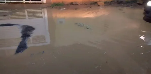Esgoto veio, mas rua virou lamaçal e morador quer tudo bonitinho