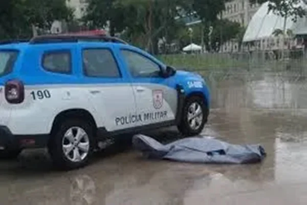 Imagem ilustrada, viatura policial encontrou o corpo e acionou os bombeiros