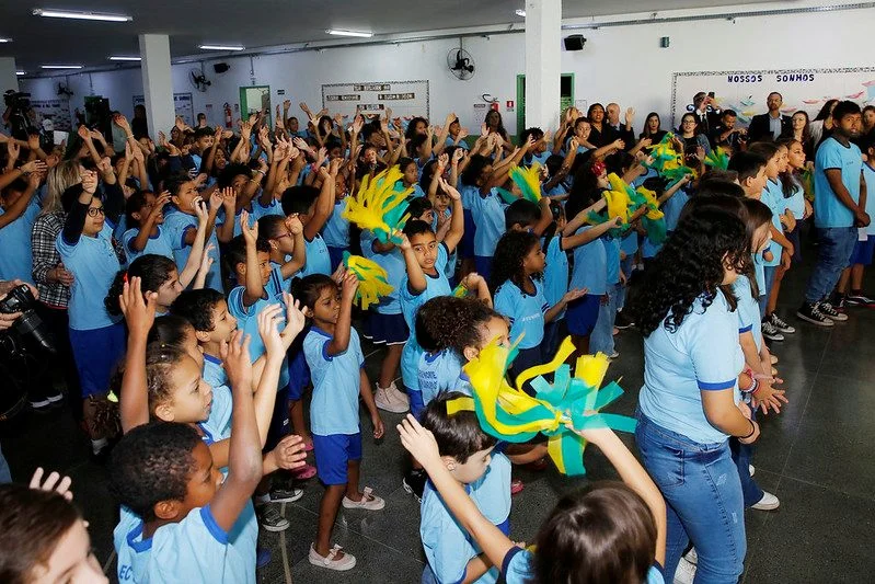 E procurou entender o que estudantes faziam com o dinheiro que recebiam E procurou entender o que estudantes faziam com o dinheiro que recebiam