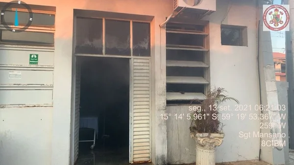Idosa e recém-nascido são retirados pela janela de hospital em incêndio