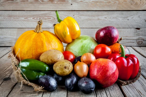 Foto colorida de vegetais em superfície de madeira - Metrópoles