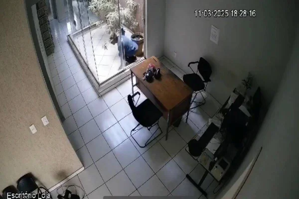 Homem invade loja de lingeries