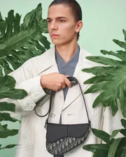 Bolsa Saddle, criada por John Galliano, é uma das peças mais famosas da Dior Bolsa Saddle, criada por John Galliano, é uma das peças mais famosas da Dior