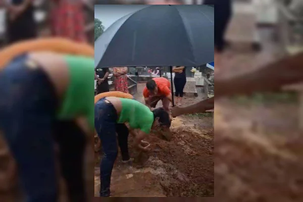 Imagem colorida de família sepultando avó em Miranorte no Tocantins