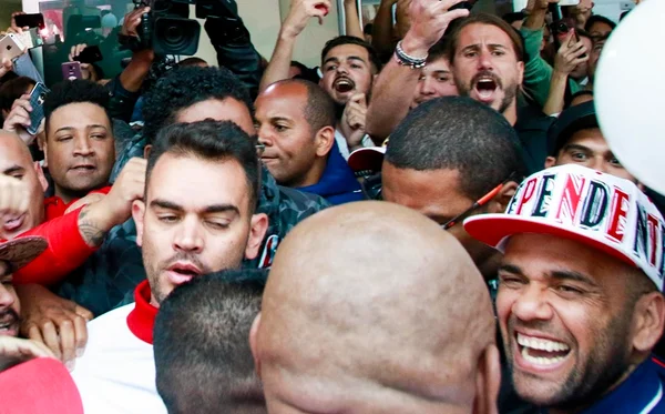 Daniel Alves chega a São Paulo recepcionado por centenas de torcedores