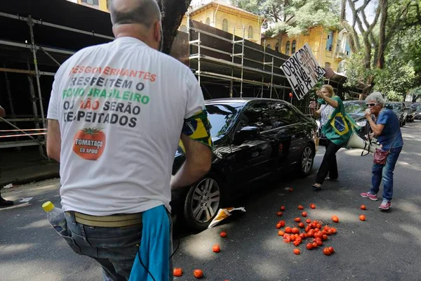 Gilmar Mendes é recebido com tomates ao chegar a evento em SP