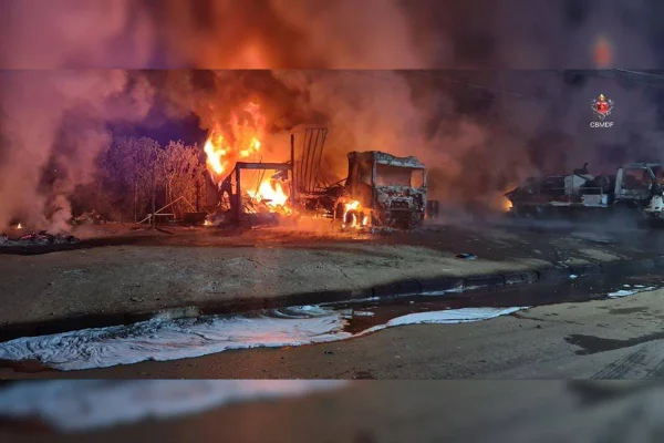 Incêndio na Estrutural. Foto: Local cheio de fumaça escura e ao fundo um fogo alto
