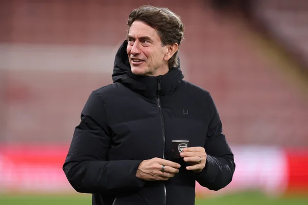 Café da discórdia: técnico do Tottenham é flagrado com copo do Arsenal