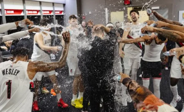 Tiago Splitter na primeira vitória como técnico do Portland Trail Blazers - Metrópoles