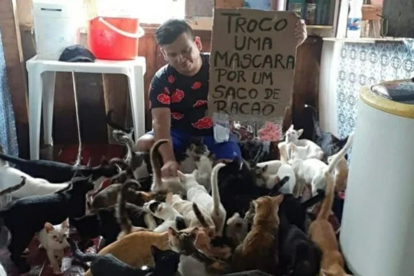 Homem cuida de animais de estimação