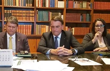 Bolsonaro diz que mãe recebeu vacina da AstraZeneca, e não a Coronavac