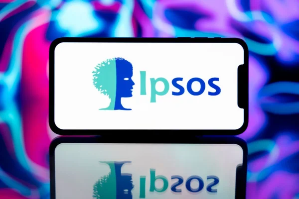 Imagem de telefone celular mostrando o logotipo da Ipsos, instituto de pesquisas da França - Metrópoles