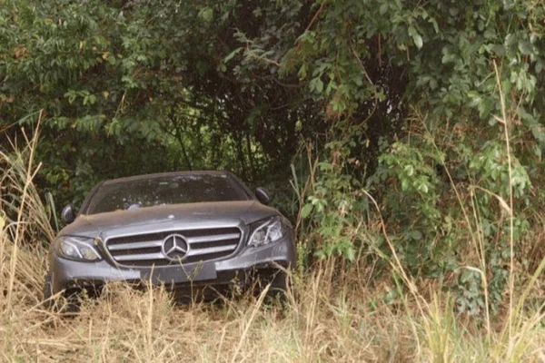 Imagem colorida do carro do ex-prefeito de Taquaritinga abandonado em área rural - Metrópoles