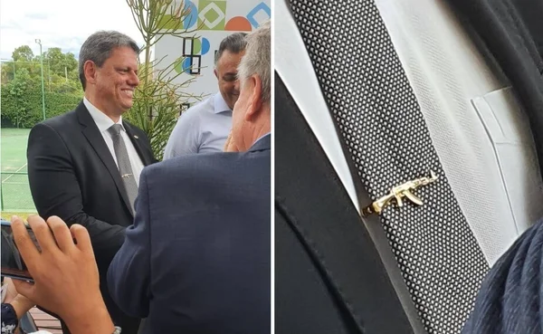 O ministro Tarcísio de Freitas usa um prendedor de gravata em forma de arma ao participar de um evento em Brasília