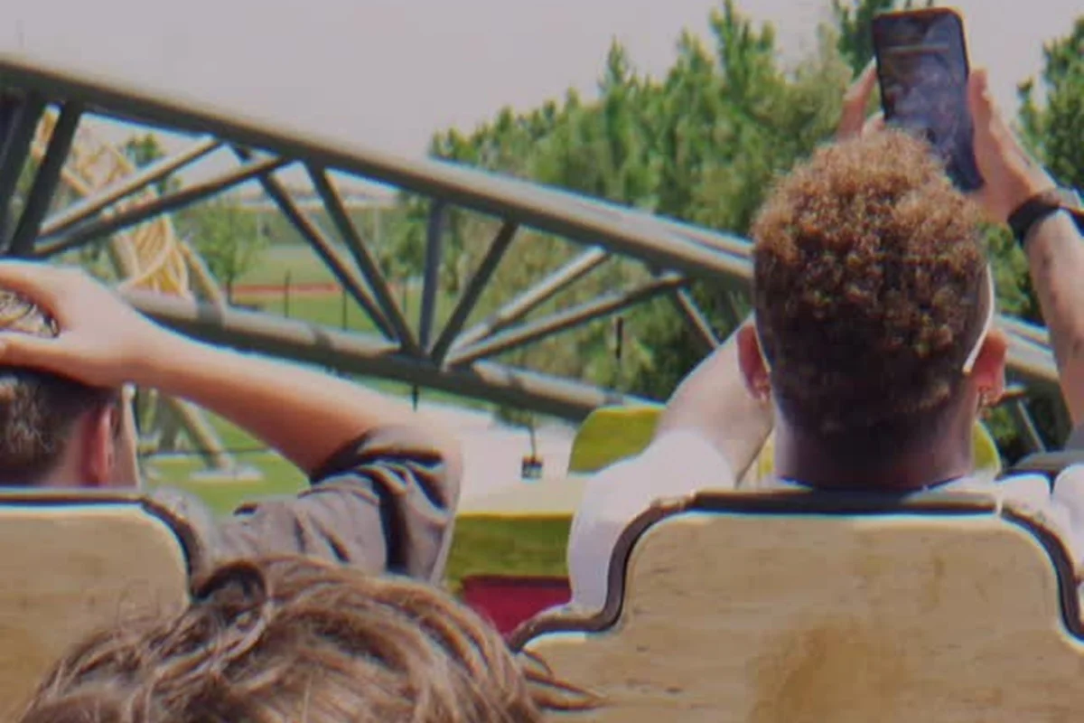 Neymar grava uma das atrações que curtiu no parque de diversões Neymar grava uma das atrações que curtiu no parque de diversões
