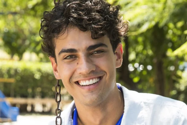 Protagonista gay de Malhação revela ser bi: “Pessoas estão aceitando”