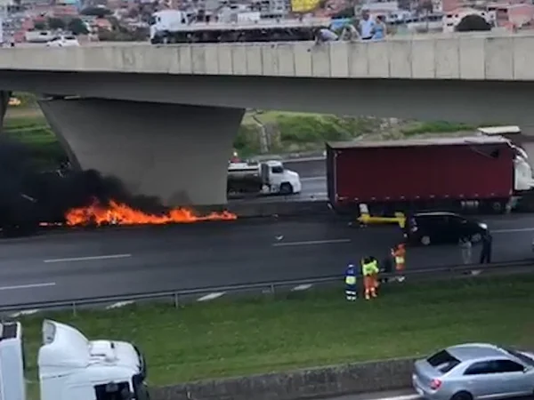 Vídeos registram cenas de destroços da aeronave em que viajava Boechat