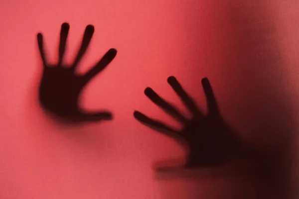 Imagem conceitual de violência sexual contra a mulher, com duas mãos fazendo o gesto de "Pare" - Metrópoles