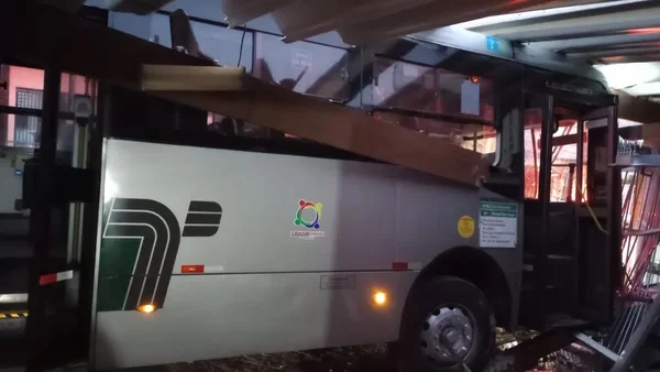 Imagem colorida mostra ônibus dentro de garagem de casa, após colisão - Metrópoles