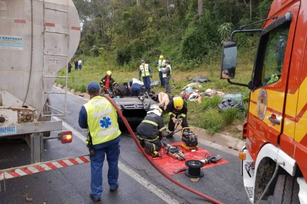 Acidente grave entre carro e caminhão mata quatro pessoas na BR-470 em Santa Catarina