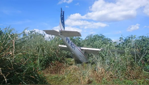 Avião faz pouso forçado em Pará de Minas