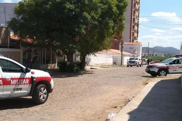 Dupla invade reforço escolar, faz crianças reféns e atira na polícia