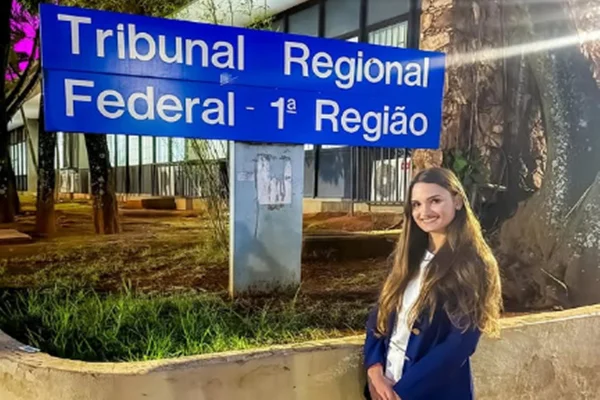 Imagem colorida de Luísa Militão Barroso, juíza mais jovem a tomar posse no TRF-1