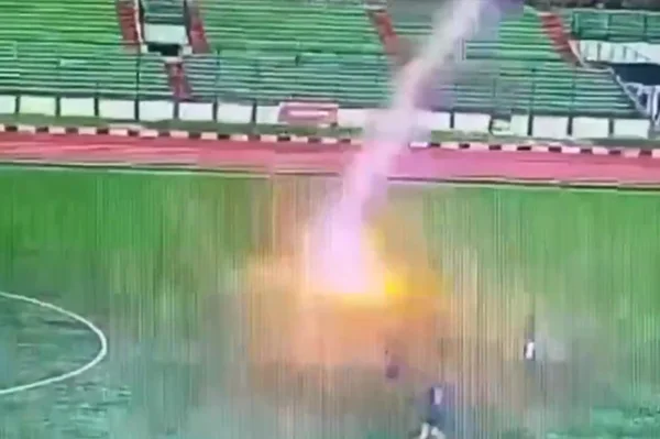 Print de tela do momento em que jogador é atingido por raio - Metrópoles