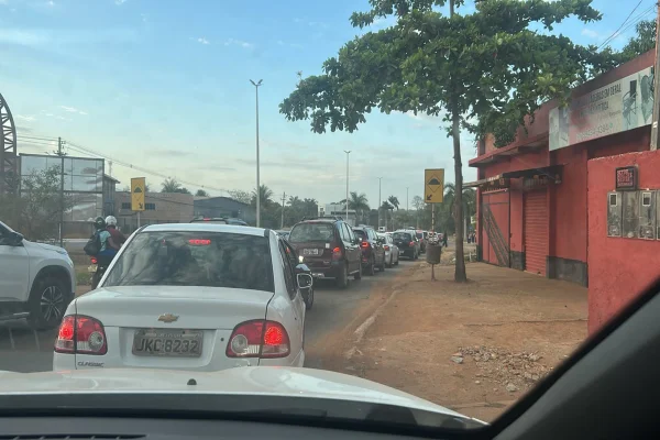 BR-020: interdição após acidente com carreta causa transtornos a motoristas