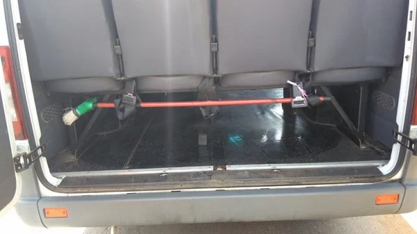 Cinto de segurança de van pirata servia de suporte para vassoura