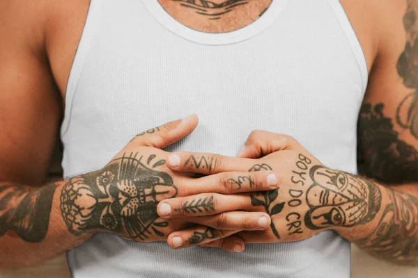 Imagem colorida de homem branco com tatuagens - Metrópoles