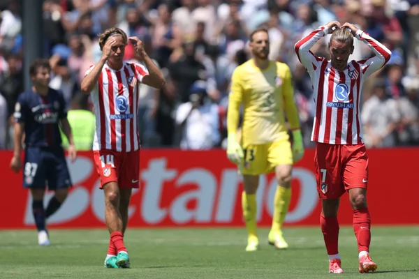 Foto colorida de Griezmann e Llorente, durante Atlético de Madrid e PSG, pela Copa do Mundo de Clubes - Metrópoles