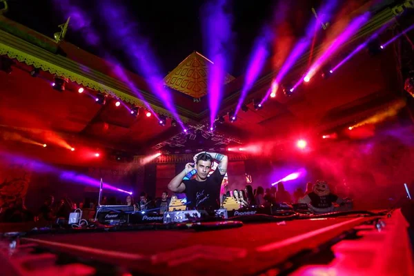 Vintage Culture mostra por que é um sucesso da e-music, no Na Praia