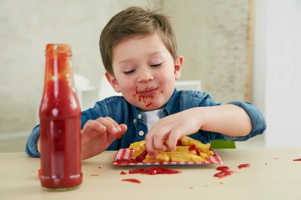 Criança comendo