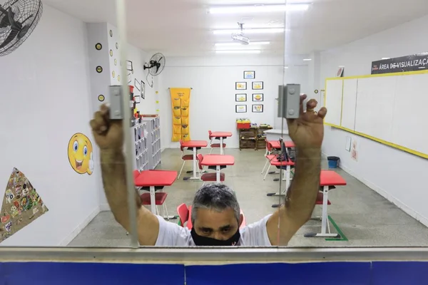Escolas privadas recebem alunos depois de fechamento por Covid-19