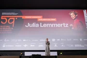 Julia Lemmertz se emociona ao receber homenagem no Festival de Brasília - imagem 2 Julia Lemmertz se emociona ao receber homenagem no Festival de Brasília - imagem 2