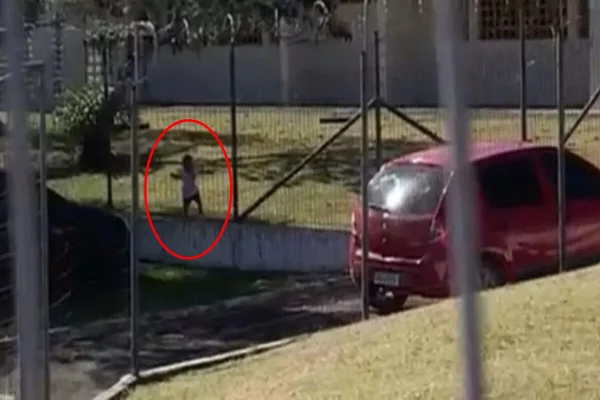 Imagem colorida de criança abandonada por professoras em escola de Santa Catarina - Metrópoles
