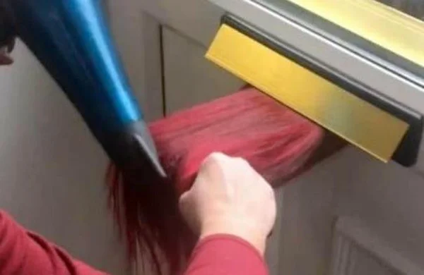Cebeleireira do Reino Unido faz escova em cabelo pelo buraco da correspondência