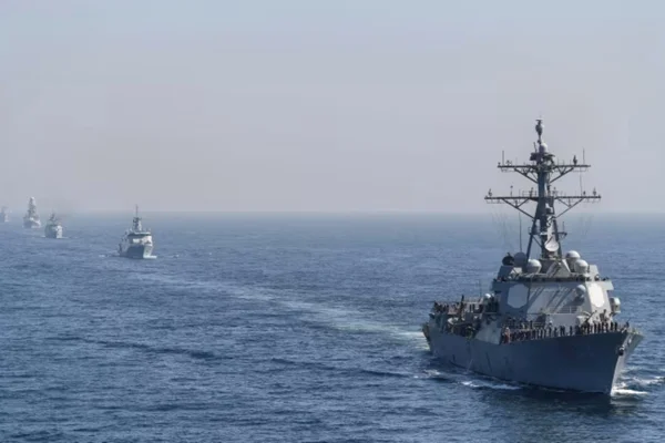 Navio modelo USS Truxtun se envolve em colisão