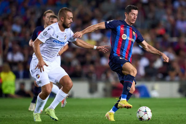 Jogadores de Viktoria Plzen e Barcelona