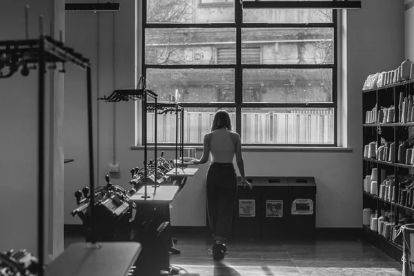 mulher de costas em escola de moda